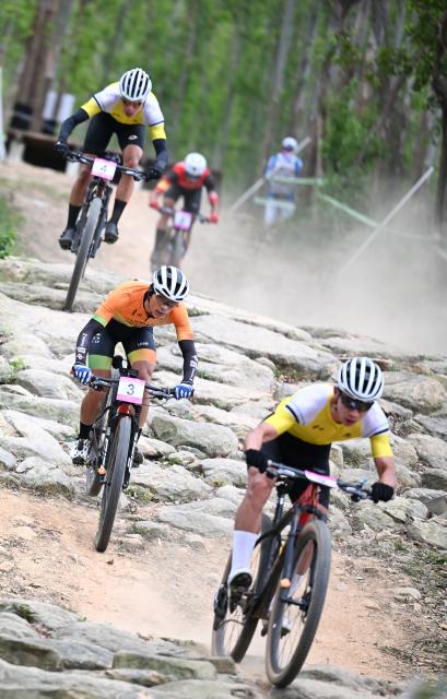 (251120) -- JIANGMEN, Nov. 20, 2025 (Xinhua) -- Mi Jiujiang (front L) of Guizhou competes during the men's cross-country final of cycling mountain bike in Jiangmen, south China's Guangdong Province, Nov. 20, 2025. (Xinhua/Chen Zhonghao)