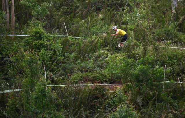 (251120) -- JIANGMEN, Nov. 20, 2025 (Xinhua) -- Lyu Xianjing of Yunnan competes during the men's cross-country final of cycling mountain bike in Jiangmen, south China's Guangdong Province, Nov. 20, 2025. (Xinhua/Chen Zhonghao)