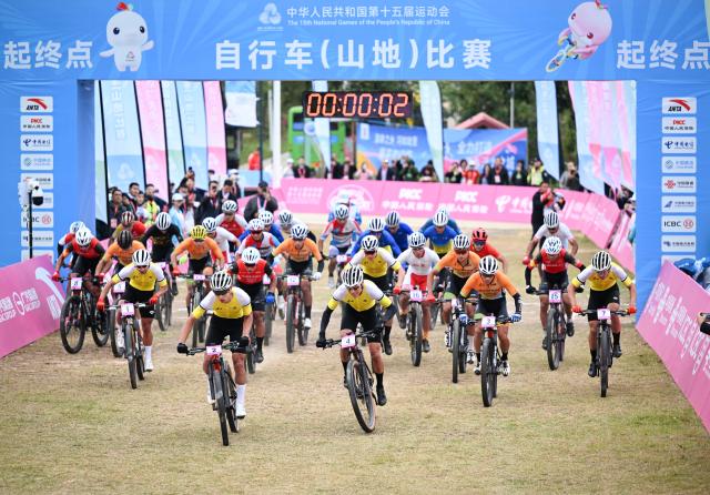 (251120) -- JIANGMEN, Nov. 20, 2025 (Xinhua) -- Athletes start during the men's cross-country final of cycling mountain bike in Jiangmen, south China's Guangdong Province, Nov. 20, 2025. (Xinhua/Chen Zhonghao)