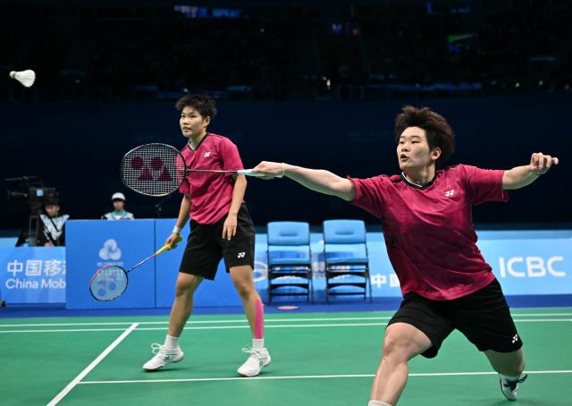 (251120) -- SHENZHEN, Nov. 20, 2025 (Xinhua) -- Huang Dongping/Tan Ning (R) compete during the women's doubles final of badminton between Huang Dongping/Tan Ning of Fujian and Zheng Yu/Zhang Shuxian of Sichuan at China's 15th National Games in Shenzhen, south China's Guangdong Province, Nov. 20, 2025. (Xinhua/Li Ziheng)