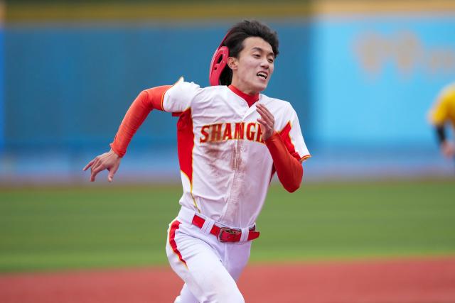 (251120) -- ZHONGSHAN, Nov. 20, 2025 (Xinhua) -- Li Yanen of Shanghai competes during the bronze medal match of baseball between Shanghai and Beijing at China's 15th National Games in Zhongshan, south China's Guangdong Province, Nov. 20, 2025. (Xinhua/Wang Song)