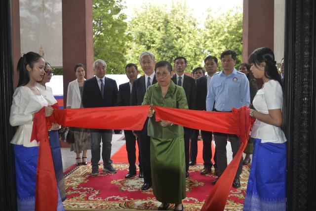 (251120) -- PHNOM PENH, Nov. 20, 2025 (Xinhua) -- Cambodian Minister of Culture and Fine Arts Phoeurng Sackona cuts the ribbon to inaugurate an exhibition depicting China-Cambodia millennial civilizations in Phnom Penh, Cambodia on Nov. 19, 2025.
  The exhibition kicked off in the capital of Cambodia on Wednesday. 
  Introduced by the National Museum of Cambodia, in collaboration with the China Academy of Cultural Heritage, the exhibition, the first of its kind, showcased Chinese bronze statues, Chinese representation in arts, Chinese coins, Chinese ceramics and Angkor's trade networks, as well as Chinese efforts in the conservation, restoration and study of Cambodian heritage. (Photo by Phearum/Xinhua)