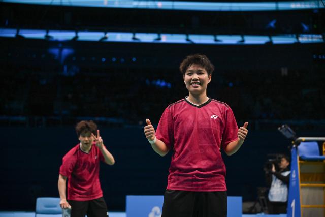 (251120) -- SHENZHEN, Nov. 20, 2025 (Xinhua) -- Huang Dongping (R)/Tan Ning celebrate after winning the women's doubles final of badminton between Huang Dongping/Tan Ning of Fujian and Zheng Yu/Zhang Shuxian of Sichuan at China's 15th National Games in Shenzhen, south China's Guangdong Province, Nov. 20, 2025. (Xinhua/Lian Zhen)