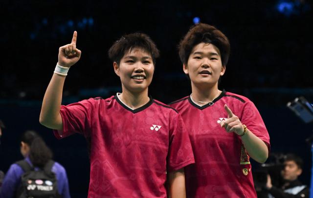 (251120) -- SHENZHEN, Nov. 20, 2025 (Xinhua) -- Huang Dongping/Tan Ning (R) pose after the women's doubles final of badminton between Huang Dongping/Tan Ning of Fujian and Zheng Yu/Zhang Shuxian of Sichuan at China's 15th National Games in Shenzhen, south China's Guangdong Province, Nov. 20, 2025. (Xinhua/Lian Zhen)