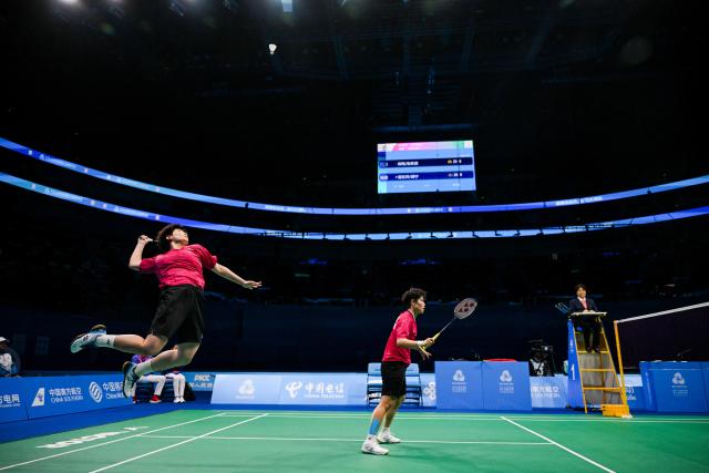(251120) -- SHENZHEN, Nov. 20, 2025 (Xinhua) -- Huang Dongping/Tan Ning (L) compete during the women's doubles final of badminton between Huang Dongping/Tan Ning of Fujian and Zheng Yu/Zhang Shuxian of Sichuan at China's 15th National Games in Shenzhen, south China's Guangdong Province, Nov. 20, 2025. (Xinhua/Lian Zhen)