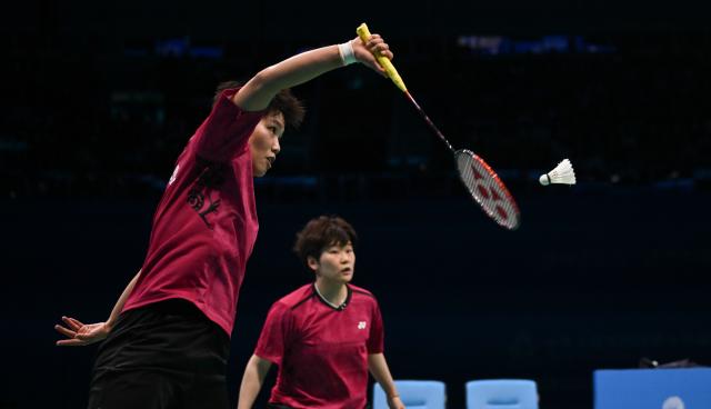(251120) -- SHENZHEN, Nov. 20, 2025 (Xinhua) -- Huang Dongping (L)/Tan Ning compete during the women's doubles final of badminton between Huang Dongping/Tan Ning of Fujian and Zheng Yu/Zhang Shuxian of Sichuan at China's 15th National Games in Shenzhen, south China's Guangdong Province, Nov. 20, 2025. (Xinhua/Lian Zhen)