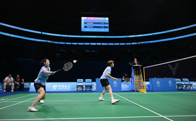 (251120) -- SHENZHEN, Nov. 20, 2025 (Xinhua) -- Zheng Yu (L)/Zhang Shuxian compete during the women's doubles final of badminton between Huang Dongping/Tan Ning of Fujian and Zheng Yu/Zhang Shuxian of Sichuan at China's 15th National Games in Shenzhen, south China's Guangdong Province, Nov. 20, 2025. (Xinhua/Lian Zhen)