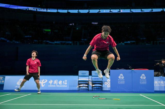 (251120) -- SHENZHEN, Nov. 20, 2025 (Xinhua) -- Huang Dongping (R)/Tan Ning celebrate after winning the women's doubles final of badminton between Huang Dongping/Tan Ning of Fujian and Zheng Yu/Zhang Shuxian of Sichuan at China's 15th National Games in Shenzhen, south China's Guangdong Province, Nov. 20, 2025. (Xinhua/Lian Zhen)