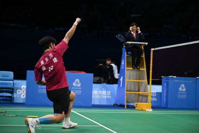 (251120) -- SHENZHEN, Nov. 20, 2025 (Xinhua) -- Huang Dongping celebrates after the women's doubles final of badminton between Huang Dongping/Tan Ning of Fujian and Zheng Yu/Zhang Shuxian of Sichuan at China's 15th National Games in Shenzhen, south China's Guangdong Province, Nov. 20, 2025. (Xinhua/Lian Zhen)