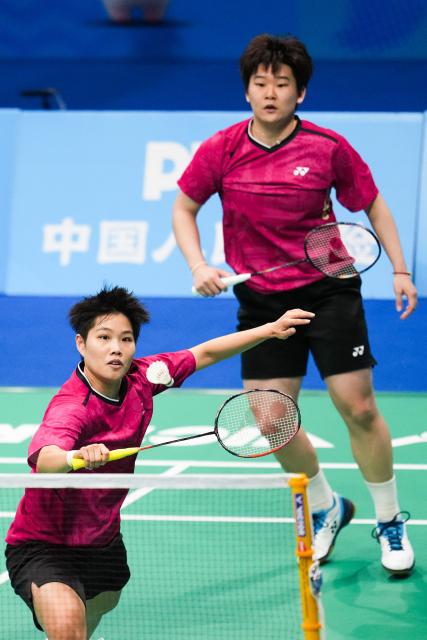 (251120) -- SHENZHEN, Nov. 20, 2025 (Xinhua) -- Huang Dongping/Tan Ning (R) compete during the women's doubles final match of badminton between Huang Dongping/Tan Ning of Fujian and Zheng Yu/Zhang Shuxian of Sichuan at China's 15th National Games in Shenzhen, south China's Guangdong Province, Nov. 20, 2025. (Xinhua/Chen Sihan)