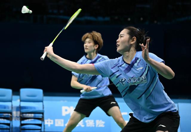 (251120) -- SHENZHEN, Nov. 20, 2025 (Xinhua) -- Zheng Yu (front)/Zhang Shuxian compete during the women's doubles final match of badminton between Huang Dongping/Tan Ning of Fujian and Zheng Yu/Zhang Shuxian of Sichuan at China's 15th National Games in Shenzhen, south China's Guangdong Province, Nov. 20, 2025. (Xinhua/Li Ziheng)