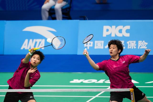 (251120) -- SHENZHEN, Nov. 20, 2025 (Xinhua) -- Huang Dongping/Tan Ning (R) compete during the women's doubles final match of badminton between Huang Dongping/Tan Ning of Fujian and Zheng Yu/Zhang Shuxian of Sichuan at China's 15th National Games in Shenzhen, south China's Guangdong Province, Nov. 20, 2025. (Xinhua/Chen Sihan)