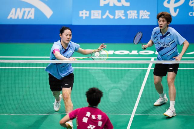(251120) -- SHENZHEN, Nov. 20, 2025 (Xinhua) -- Zheng Yu (top L)/Zhang Shuxian (top R) compete during the women's doubles final match of badminton between Huang Dongping/Tan Ning of Fujian and Zheng Yu/Zhang Shuxian of Sichuan at China's 15th National Games in Shenzhen, south China's Guangdong Province, Nov. 20, 2025. (Xinhua/Chen Sihan)