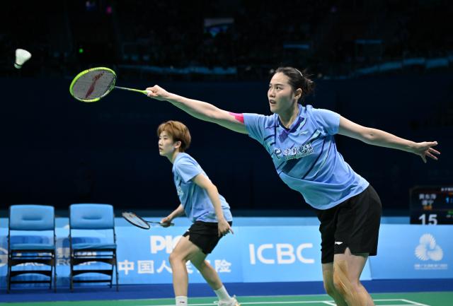 (251120) -- SHENZHEN, Nov. 20, 2025 (Xinhua) -- Zheng Yu/Zhang Shuxian (L) compete during the women's doubles final match of badminton between Huang Dongping/Tan Ning of Fujian and Zheng Yu/Zhang Shuxian of Sichuan at China's 15th National Games in Shenzhen, south China's Guangdong Province, Nov. 20, 2025. (Xinhua/Li Ziheng)