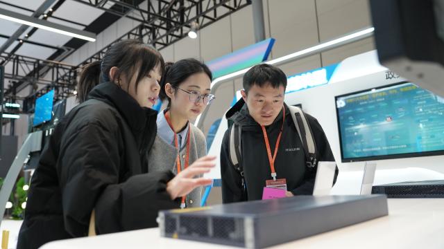 (251120) -- CHANGSHA, Nov. 20, 2025 (Xinhua) -- People visit an innovation achievements exhibition during the 2025 World Computing Conference in Changsha, central China's Hunan Province, Nov. 20, 2025.
  Under the theme "Calculating the World to Create a New Era -- Intelligent Computing Drives New Quality Productive Forces," the conference opened Thursday in Changsha. (Xinhua/Ding Chunyu)