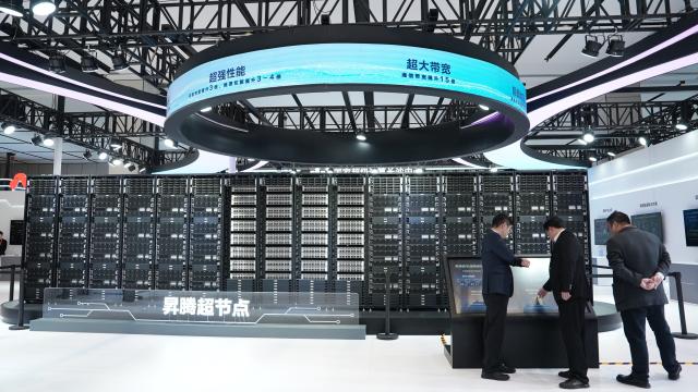 (251120) -- CHANGSHA, Nov. 20, 2025 (Xinhua) -- People visit an innovation achievements exhibition during the 2025 World Computing Conference in Changsha, central China's Hunan Province, Nov. 20, 2025.
  Under the theme "Calculating the World to Create a New Era -- Intelligent Computing Drives New Quality Productive Forces," the conference opened Thursday in Changsha. (Xinhua/Ding Chunyu)