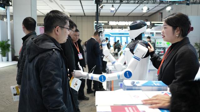 (251120) -- CHANGSHA, Nov. 20, 2025 (Xinhua) -- People visit an innovation achievements exhibition during the 2025 World Computing Conference in Changsha, central China's Hunan Province, Nov. 20, 2025.
  Under the theme "Calculating the World to Create a New Era -- Intelligent Computing Drives New Quality Productive Forces," the conference opened Thursday in Changsha. (Xinhua/Ding Chunyu)