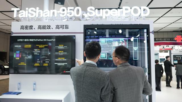 (251120) -- CHANGSHA, Nov. 20, 2025 (Xinhua) -- People visit an innovation achievements exhibition during the 2025 World Computing Conference in Changsha, central China's Hunan Province, Nov. 20, 2025.
  Under the theme "Calculating the World to Create a New Era -- Intelligent Computing Drives New Quality Productive Forces," the conference opened Thursday in Changsha. (Xinhua/Ding Chunyu)