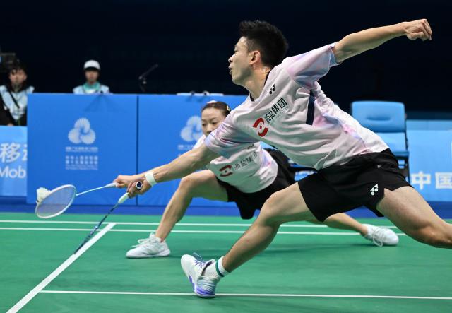 (251120) -- SHENZHEN, Nov. 20, 2025 (Xinhua) -- Zheng Siwei (front)/Huang Yaqiong of Zhejiang compete during the mixed doubles final of badminton against Zhou Zhihong/Wei Yaxin of Hunan at China's 15th National Games in Shenzhen, south China's Guangdong Province, Nov. 20, 2025. (Xinhua/Li Ziheng)