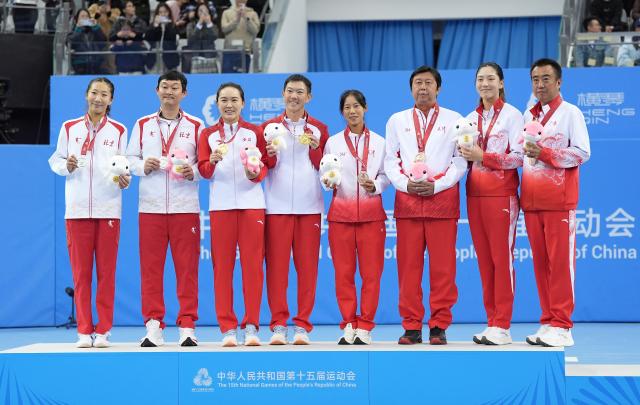 (251120) -- HENGQIN, Nov. 20, 2025 (Xinhua) -- Gold medalist Zhu Lin (3rd L) of Anhui, silver medalist Gao Xinyu (1st L) of Beijing, bronze medalists Wang Xinyu (2nd R) of Guangdong and Yang Yidi (4th R) of Tianjin pose during the awarding ceremony for the women's singles of tennis at China's 15th National Games in Hengqin, south China's Guangdong Province, Nov. 20, 2025. (Xinhua/Yan Linyun)