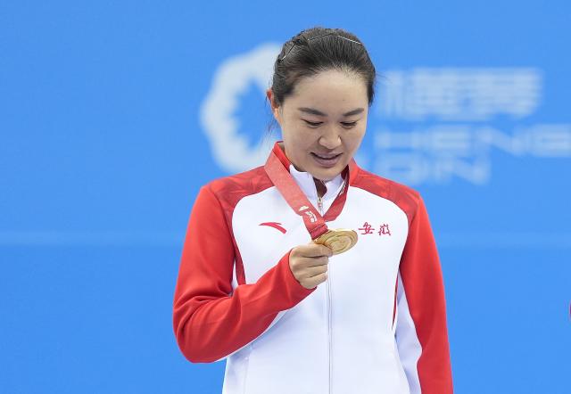 (251120) -- HENGQIN, Nov. 20, 2025 (Xinhua) -- Gold medalist Zhu Lin of Anhui reacts during the awarding ceremony for the women's singles of tennis at China's 15th National Games in Hengqin, south China's Guangdong Province, Nov. 20, 2025. (Xinhua/Yan Linyun)
