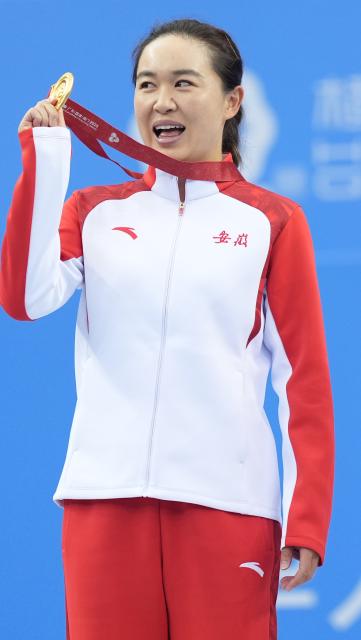 (251120) -- HENGQIN, Nov. 20, 2025 (Xinhua) -- Gold medalist Zhu Lin of Anhui reacts during the awarding ceremony for the women's singles of tennis at China's 15th National Games in Hengqin, south China's Guangdong Province, Nov. 20, 2025. (Xinhua/Yan Linyun)