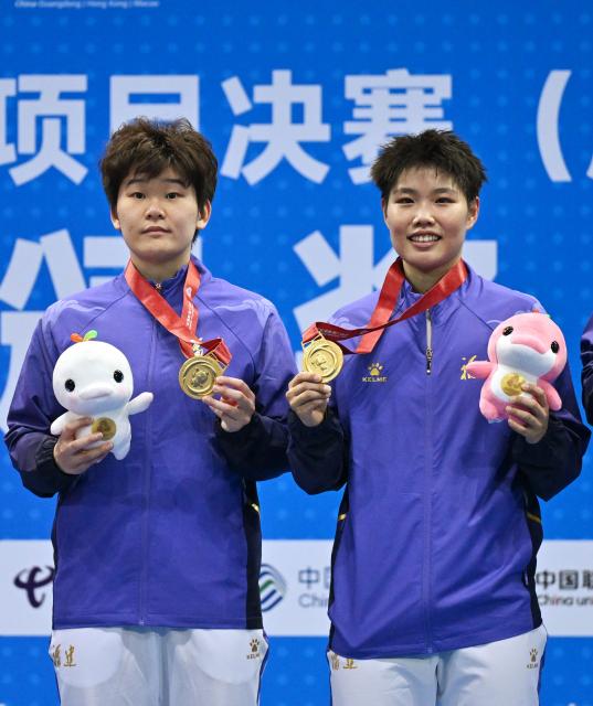 (251120) -- SHENZHEN, Nov. 20, 2025 (Xinhua) -- Gold medalists Huang Dongping/Tan Ning (R) of Fujian pose during the awarding ceremony for the women's doubles of badminton at China's 15th National Games in Shenzhen, south China's Guangdong Province, Nov. 20, 2025. (Xinhua/Li Ziheng)