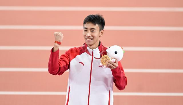 (251120) -- GUANGZHOU, Nov. 20, 2025 (Xinhua) -- Gold medalist Tang Haoran of Shandong poses after the awarding ceremony for the men's 10000m of athletics at China's 15th National Games in Guangzhou, south China's Guangdong Province, Nov. 20, 2025. (Xinhua/Zhou Mu)