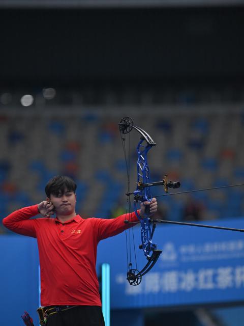 (251120) -- SHENZHEN, Nov. 20, 2025 (Xinhua) -- Ding Yiliang of Jiangsu competes during the mixed team compound final of archery at China's 15th National Games in Shenzhen, south China's Guangdong Province, Nov. 20, 2025. (Xinhua/Zhang Long)