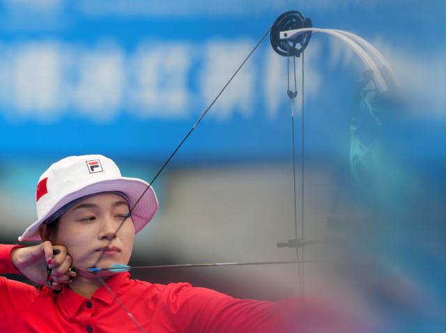 (251120) -- SHENZHEN, Nov. 20, 2025 (Xinhua) -- Zhang Xinyan of Jiangsu competes during the mixed team compound final of archery at China's 15th National Games in Shenzhen, south China's Guangdong Province, Nov. 20, 2025. (Xinhua/Hao Yuan)