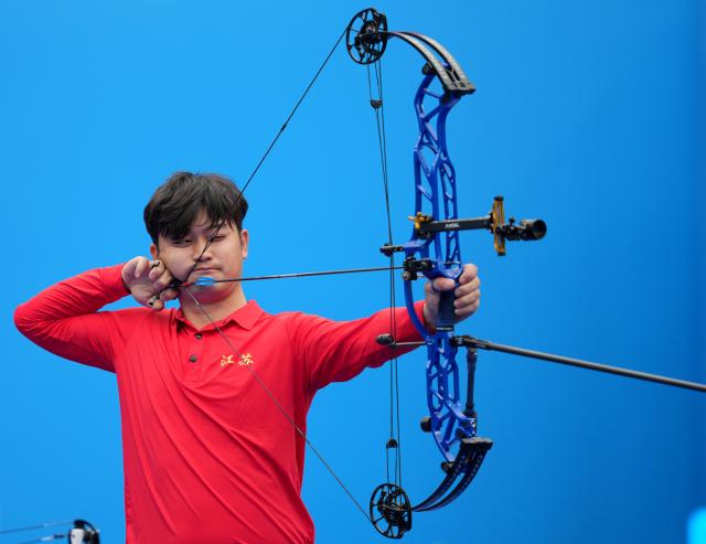 (251120) -- SHENZHEN, Nov. 20, 2025 (Xinhua) -- Ding Yiliang of Jiangsu competes during the mixed team compound final of archery at China's 15th National Games in Shenzhen, south China's Guangdong Province, Nov. 20, 2025. (Xinhua/Hao Yuan)