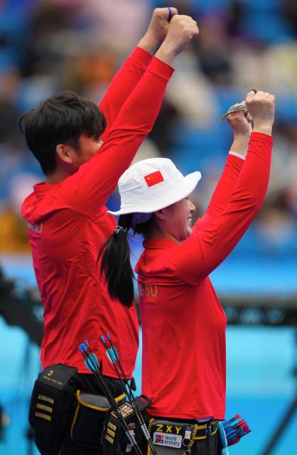 (251120) -- SHENZHEN, Nov. 20, 2025 (Xinhua) -- Zhang Xinyan/Ding Yiliang of Jiangsu celebrate winning the mixed team compound final of archery at China's 15th National Games in Shenzhen, south China's Guangdong Province, Nov. 20, 2025. (Xinhua/Hao Yuan)