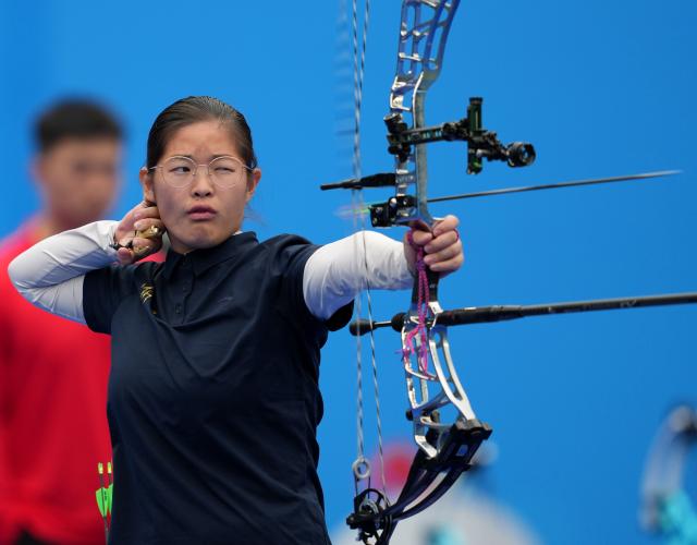 (251120) -- SHENZHEN, Nov. 20, 2025 (Xinhua) -- Li Xinxu of Zhejiang competes during the mixed team compound final of archery at China's 15th National Games in Shenzhen, south China's Guangdong Province, Nov. 20, 2025. (Xinhua/Hao Yuan)