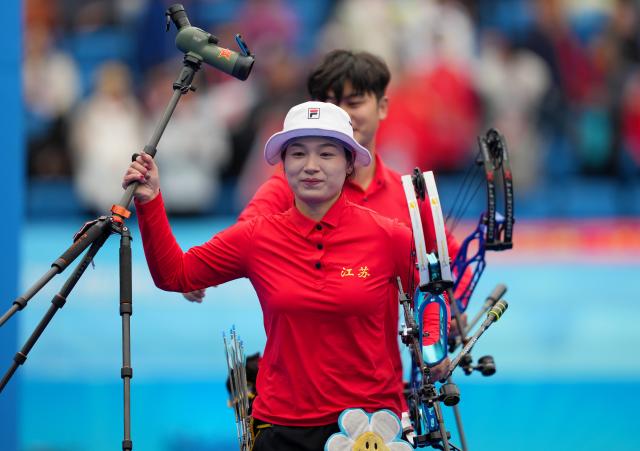 (251120) -- SHENZHEN, Nov. 20, 2025 (Xinhua) -- Zhang Xinyan (front) of Jiangsu is seen after the mixed team compound final of archery at China's 15th National Games in Shenzhen, south China's Guangdong Province, Nov. 20, 2025. (Xinhua/Hao Yuan)