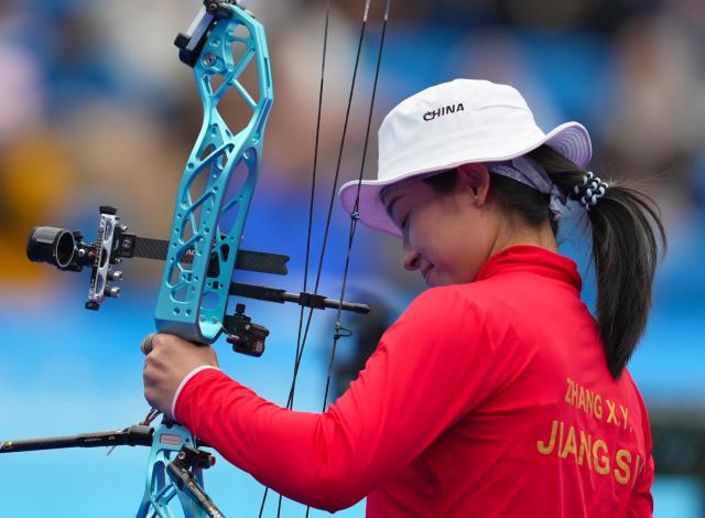 (251120) -- SHENZHEN, Nov. 20, 2025 (Xinhua) -- Zhang Xinyan of Jiangsu competes during the mixed team compound final of archery at China's 15th National Games in Shenzhen, south China's Guangdong Province, Nov. 20, 2025. (Xinhua/Hao Yuan)