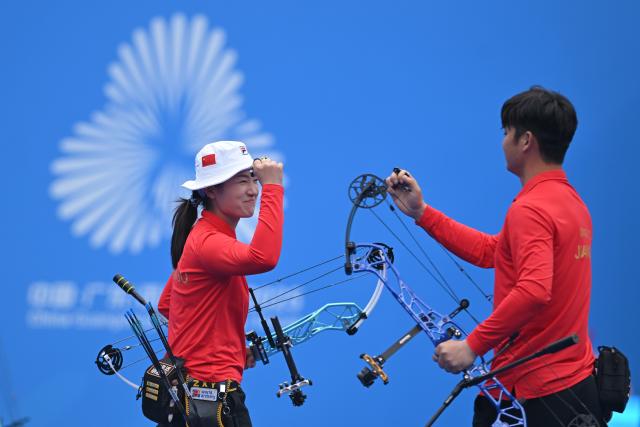 (251120) -- SHENZHEN, Nov. 20, 2025 (Xinhua) -- Zhang Xinyan/Ding Yiliang of Jiangsu celebrate winning the mixed team compound final of archery at China's 15th National Games in Shenzhen, south China's Guangdong Province, Nov. 20, 2025. (Xinhua/Zhang Long)