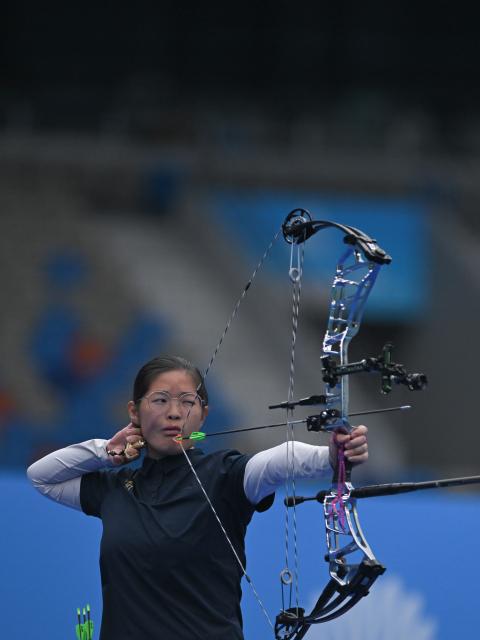 (251120) -- SHENZHEN, Nov. 20, 2025 (Xinhua) -- Li Xinxu of Zhejiang competes during the mixed team compound final of archery at China's 15th National Games in Shenzhen, south China's Guangdong Province, Nov. 20, 2025. (Xinhua/Zhang Long)