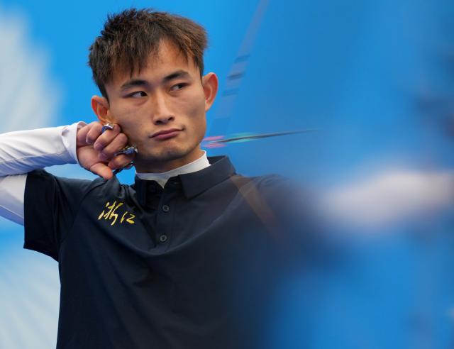 (251120) -- SHENZHEN, Nov. 20, 2025 (Xinhua) -- Zheng Xinghuan of Zhejiang competes during the mixed team compound final of archery at China's 15th National Games in Shenzhen, south China's Guangdong Province, Nov. 20, 2025. (Xinhua/Hao Yuan)
