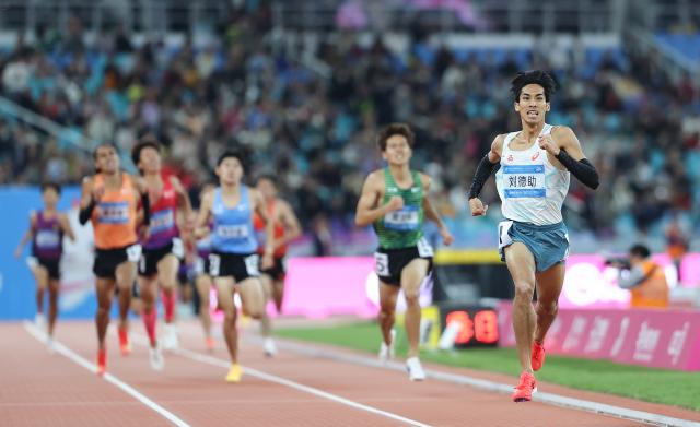 (251120) -- GUANGZHOU, Nov. 20, 2025 (Xinhua) -- Liu Dezhu (front) of Guangxi competes during the men's 1500m final of athletics at China's 15th National Games in Guangzhou, south China's Guangdong Province, Nov. 20, 2025. (Xinhua/Huang Wei)
