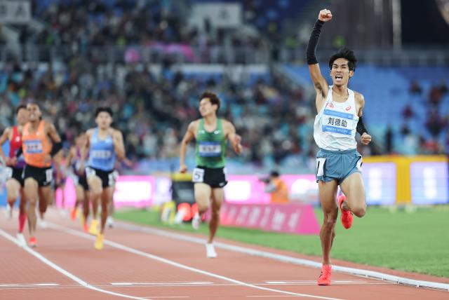 (251120) -- GUANGZHOU, Nov. 20, 2025 (Xinhua) -- Liu Dezhu (front) of Guangxi reacts after the men's 1500m final of athletics at China's 15th National Games in Guangzhou, south China's Guangdong Province, Nov. 20, 2025. (Xinhua/Huang Wei)