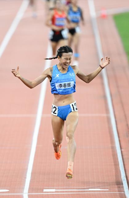 (251120) -- GUANGZHOU, Nov. 20, 2025 (Xinhua) -- Li Chunhui of Jilin crosses the finish line during the women's 1500m final of athletics at China's 15th National Games in Guangzhou, south China's Guangdong Province, Nov. 20, 2025. (Xinhua/Deng Hua)