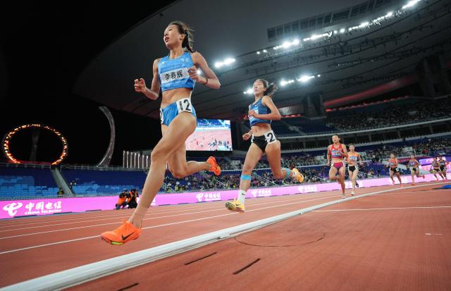 (251120) -- GUANGZHOU, Nov. 20, 2025 (Xinhua) -- Li Chunhui (L) of Jilin competes during the women's 1500m final of athletics at China's 15th National Games in Guangzhou, south China's Guangdong Province, Nov. 20, 2025. (Xinhua/Li Yibo)