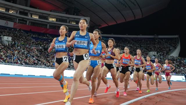 (251120) -- GUANGZHOU, Nov. 20, 2025 (Xinhua) -- Athletes compete during the women's 1500m final of athletics at China's 15th National Games in Guangzhou, south China's Guangdong Province, Nov. 20, 2025. (Xinhua/Jiang Han)
