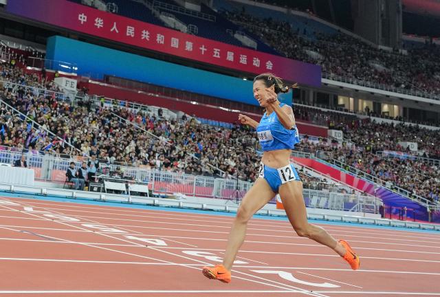 (251120) -- GUANGZHOU, Nov. 20, 2025 (Xinhua) -- Li Chunhui of Jilin crosses the finish line during the women's 1500m final of athletics at China's 15th National Games in Guangzhou, south China's Guangdong Province, Nov. 20, 2025. (Xinhua/Jiang Han)