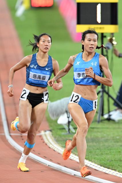 (251120) -- GUANGZHOU, Nov. 20, 2025 (Xinhua) -- Li Chunhui (R) of Jilin competes during the women's 1500m final of athletics at China's 15th National Games in Guangzhou, south China's Guangdong Province, Nov. 20, 2025. (Xinhua/Deng Hua)