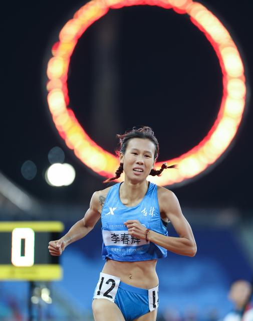 (251120) -- GUANGZHOU, Nov. 20, 2025 (Xinhua) -- Li Chunhui of Jilin competes during the women's 1500m final of athletics at China's 15th National Games in Guangzhou, south China's Guangdong Province, Nov. 20, 2025. (Xinhua/Huang Wei)