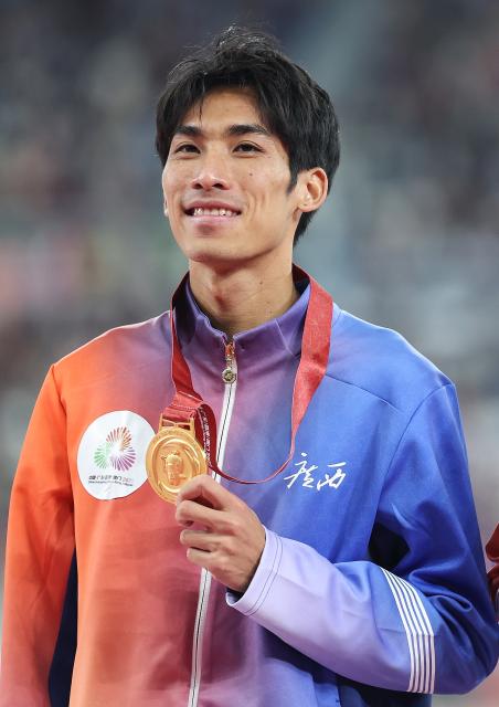 (251120) -- GUANGZHOU, Nov. 20, 2025 (Xinhua) -- Gold medalist Liu Dezhu of Guangxi poses during the awarding ceremony for the men's 1500m of athletics at China's 15th National Games in Guangzhou, south China's Guangdong Province, Nov. 20, 2025. (Xinhua/Huang Wei)