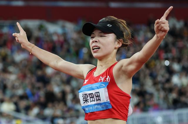(251120) -- GUANGZHOU, Nov. 20, 2025 (Xinhua) -- Liang Tiantian of Henan reacts after the women's 10000m final of athletics at China's 15th National Games in Guangzhou, south China's Guangdong Province, Nov. 20, 2025. (Xinhua/Jiang Han)