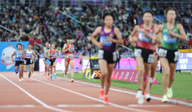 (251120) -- GUANGZHOU, Nov. 20, 2025 (Xinhua) -- Liang Tiantian (C) of Henan competes during the women's 10000m final of athletics at China's 15th National Games in Guangzhou, south China's Guangdong Province, Nov. 20, 2025. (Xinhua/Huang Wei)