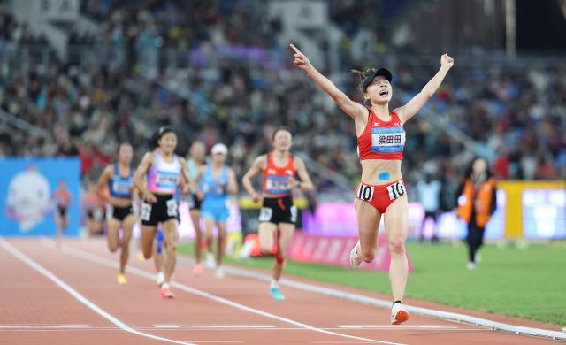 (251120) -- GUANGZHOU, Nov. 20, 2025 (Xinhua) -- Liang Tiantian of Henan reacts after the women's 10000m final of athletics at China's 15th National Games in Guangzhou, south China's Guangdong Province, Nov. 20, 2025. (Xinhua/Huang Wei)